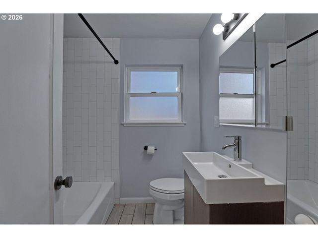 8915 Se MARKET St, Portland, OR 97216