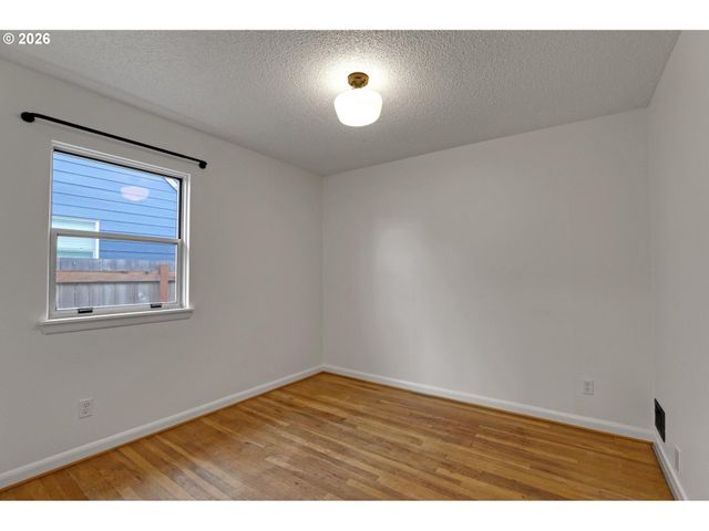 8915 Se MARKET St, Portland, OR 97216