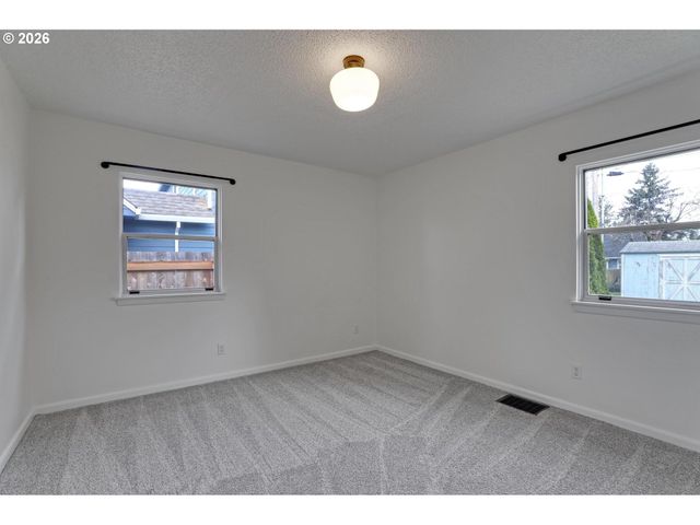 8915 Se MARKET St, Portland, OR 97216