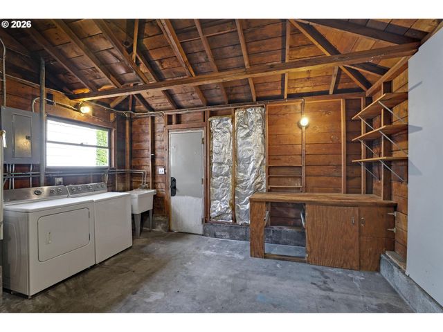 8915 Se MARKET St, Portland, OR 97216