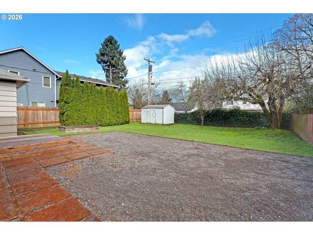 8915 Se MARKET St, Portland, OR 97216