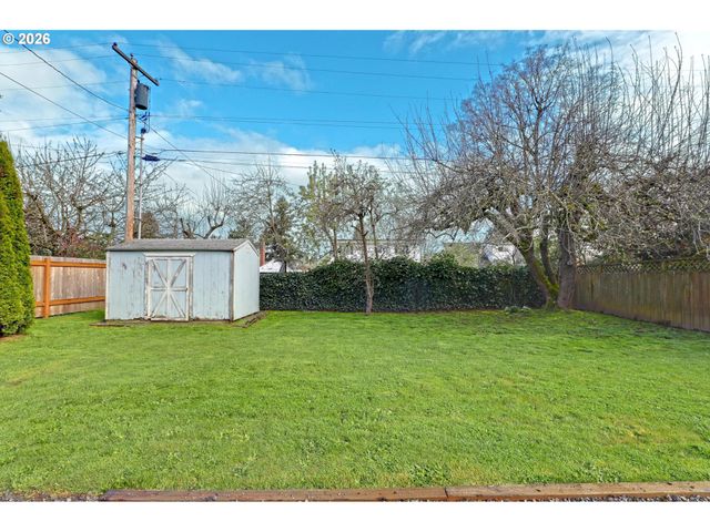 8915 Se MARKET St, Portland, OR 97216