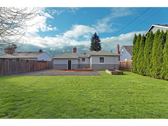 8915 Se MARKET St, Portland, OR 97216