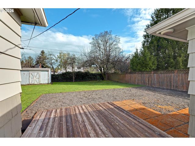 8915 Se MARKET St, Portland, OR 97216