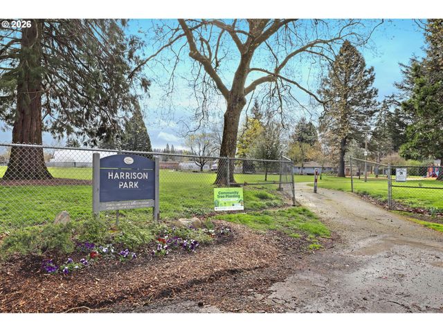 8915 Se MARKET St, Portland, OR 97216