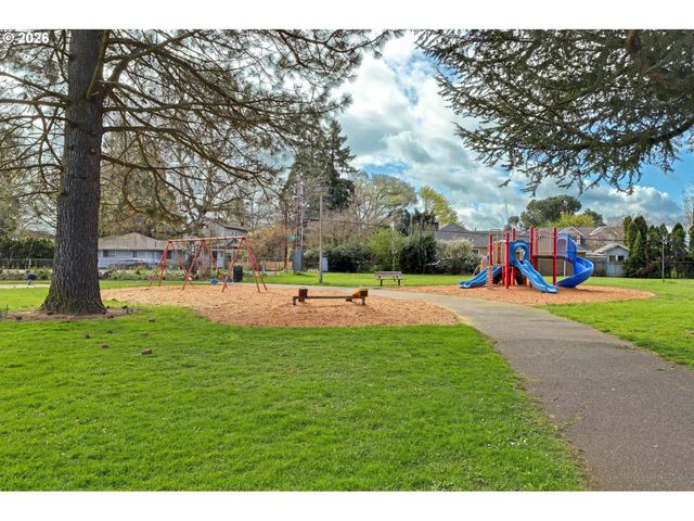 8915 Se MARKET St, Portland, OR 97216