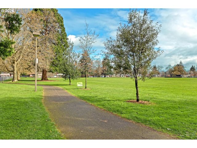 8915 Se MARKET St, Portland, OR 97216