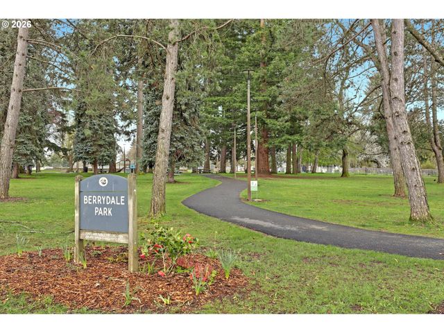 8915 Se MARKET St, Portland, OR 97216