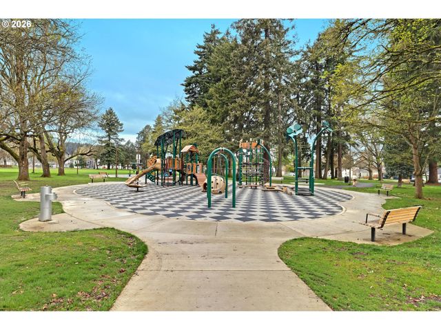 8915 Se MARKET St, Portland, OR 97216