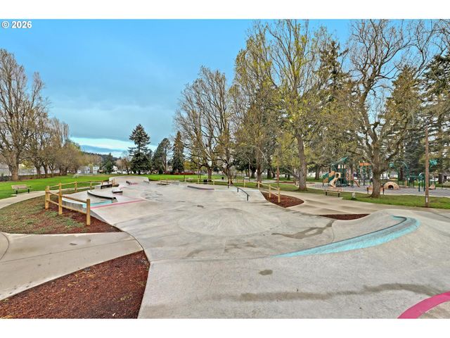 8915 Se MARKET St, Portland, OR 97216