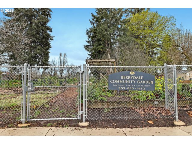 8915 Se MARKET St, Portland, OR 97216