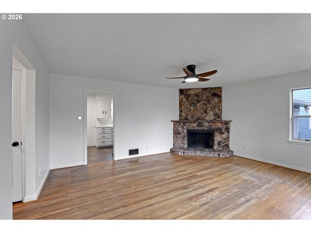 8915 Se MARKET St, Portland, OR 97216