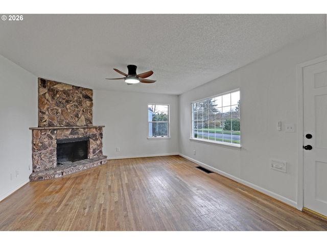 8915 Se MARKET St, Portland, OR 97216