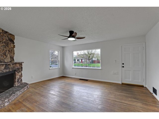 8915 Se MARKET St, Portland, OR 97216