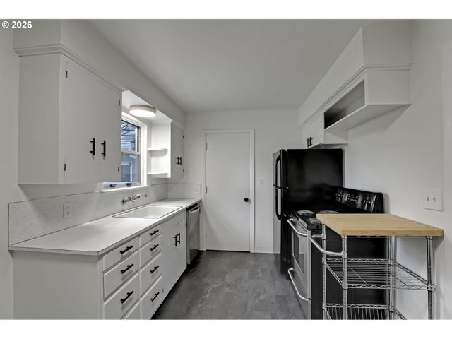 8915 Se MARKET St, Portland, OR 97216