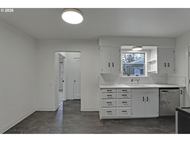 8915 Se MARKET St, Portland, OR 97216