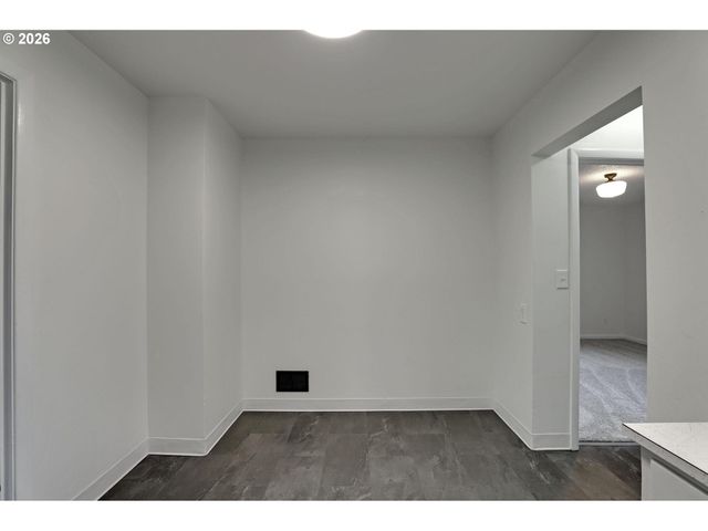 8915 Se MARKET St, Portland, OR 97216