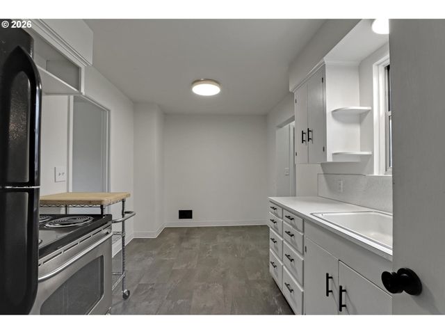 8915 Se MARKET St, Portland, OR 97216