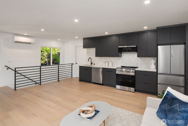 9732 Slater Avenue NE, Kirkland, WA 98033