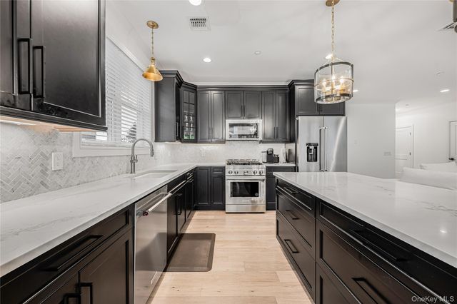 21105 Aspenwood Drive, Plainview, NY 11803