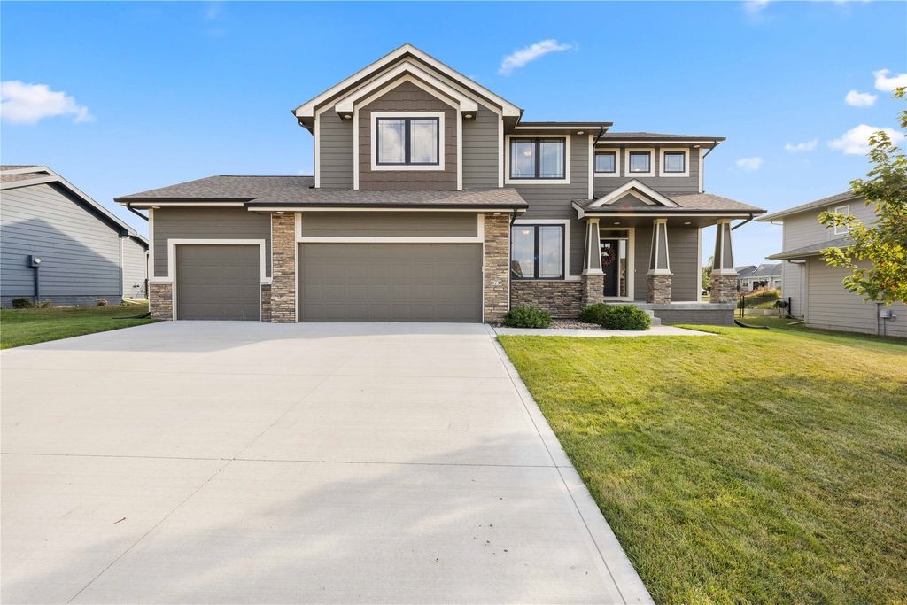 570 NE Brookshire Drive, Waukee, IA 50263