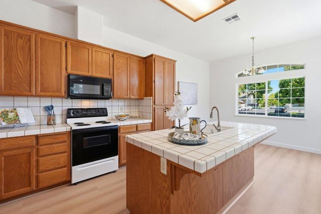 1971 Crutchfield Lane, Manteca, CA 95336