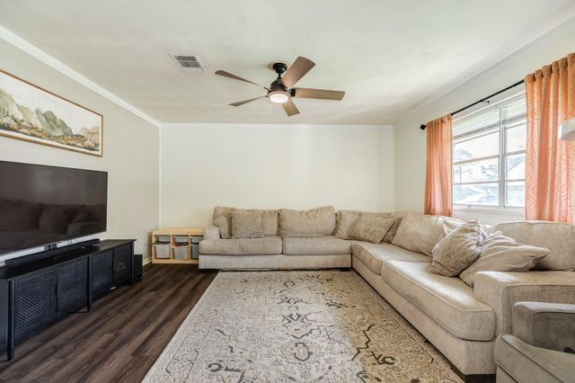 621 Southside Drive, Angleton, TX 77515