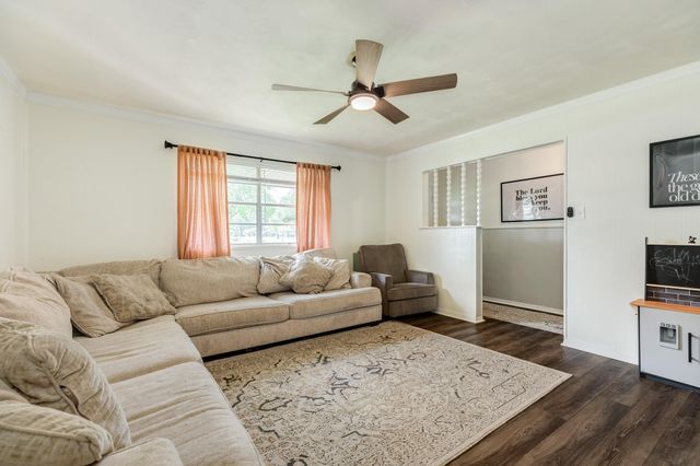 621 Southside Drive, Angleton, TX 77515