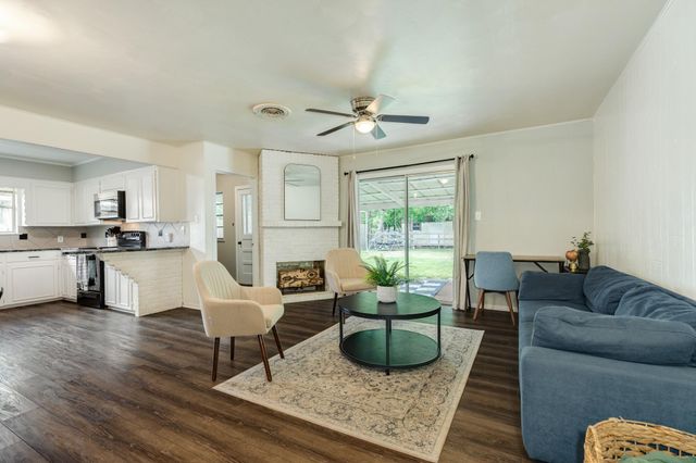 621 Southside Drive, Angleton, TX 77515