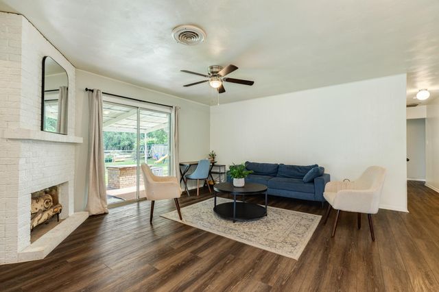 621 Southside Drive, Angleton, TX 77515