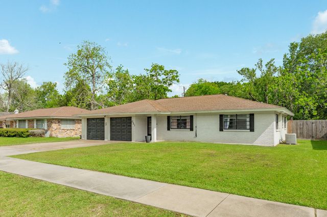 621 Southside Drive, Angleton, TX 77515