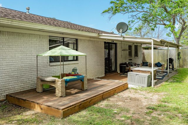 621 Southside Drive, Angleton, TX 77515