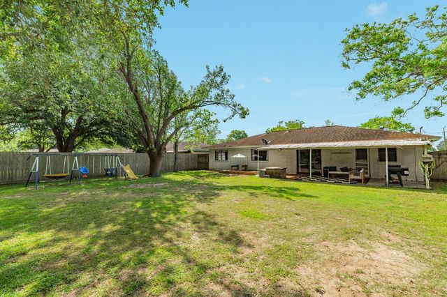 621 Southside Drive, Angleton, TX 77515