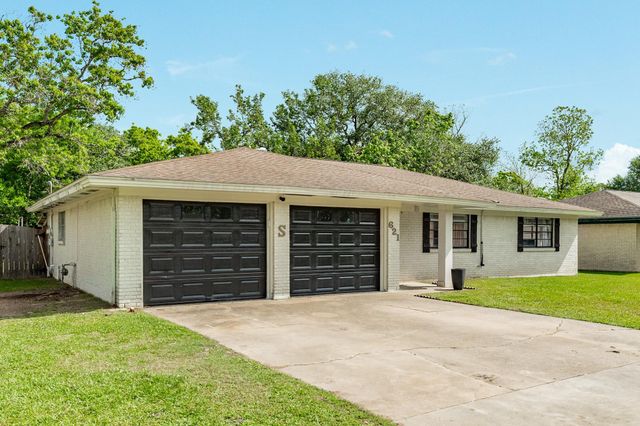 621 Southside Drive, Angleton, TX 77515