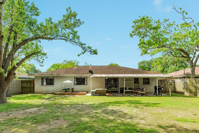621 Southside Drive, Angleton, TX 77515