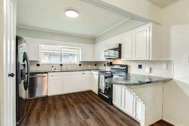 621 Southside Drive, Angleton, TX 77515
