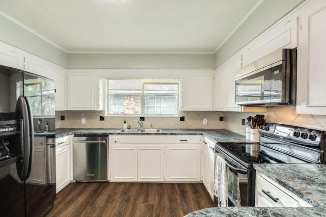 621 Southside Drive, Angleton, TX 77515