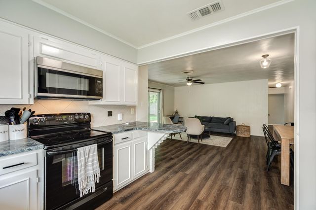 621 Southside Drive, Angleton, TX 77515