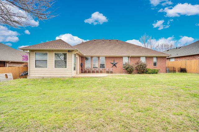 1305 Louise Lane, Ennis, TX 75119