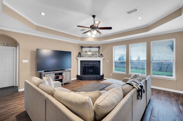 1305 Louise Lane, Ennis, TX 75119