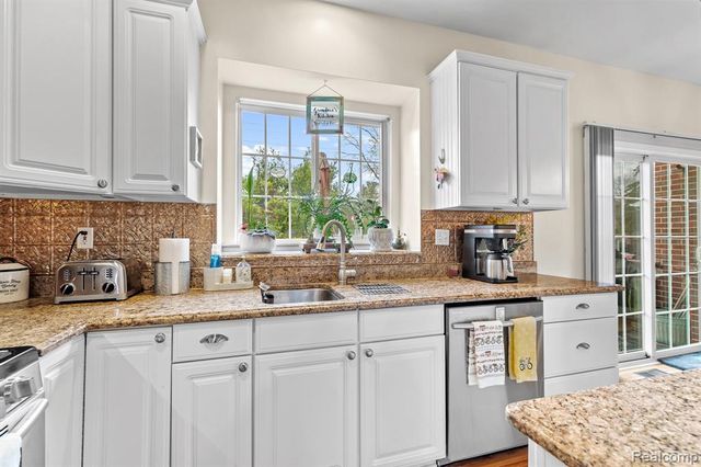 34422 Cowan Road, Westland, MI 48185