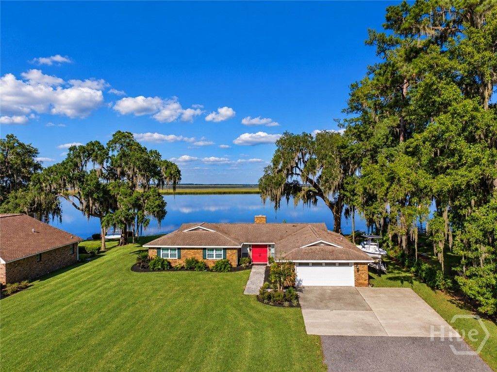 Image 1 of property listing at 30 Williamson Drive, Richmond Hill, GA 31324