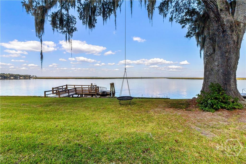 Image 6 of property listing at 30 Williamson Drive, Richmond Hill, GA 31324