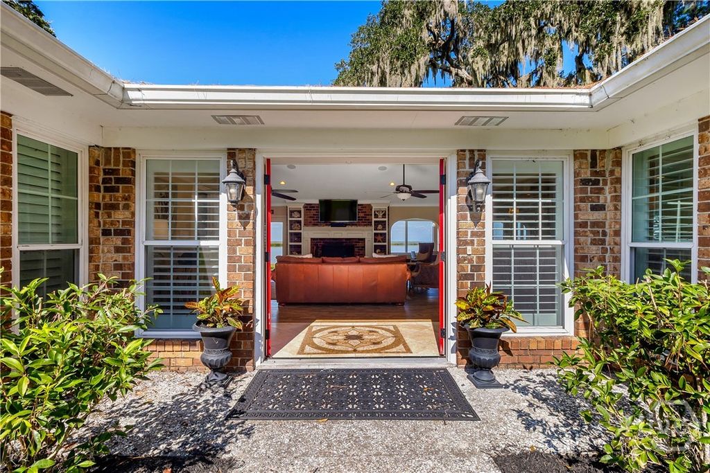 Image 7 of property listing at 30 Williamson Drive, Richmond Hill, GA 31324