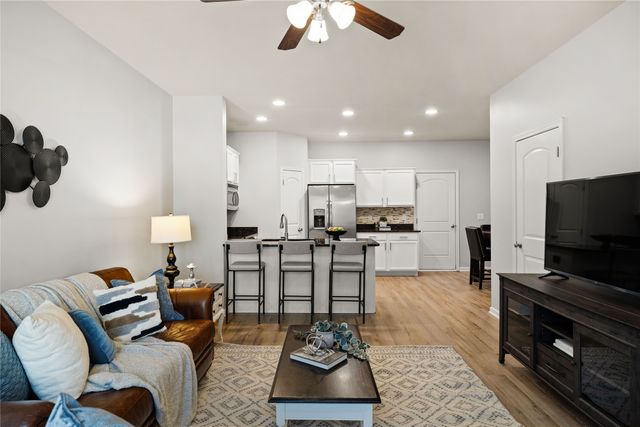 9165 Greenspire Drive 104, West Des Moines, IA 50266