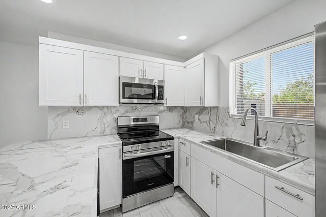 3253 W PORT AU PRINCE Lane, Phoenix, AZ 85053