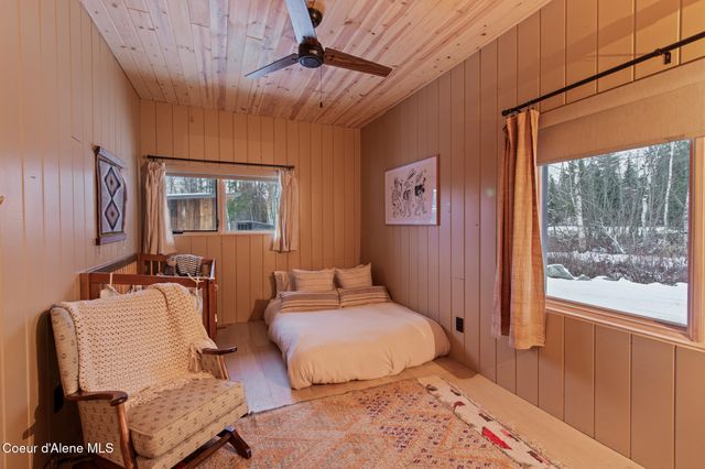 202 Siskin Ln, Sandpoint, ID 83864
