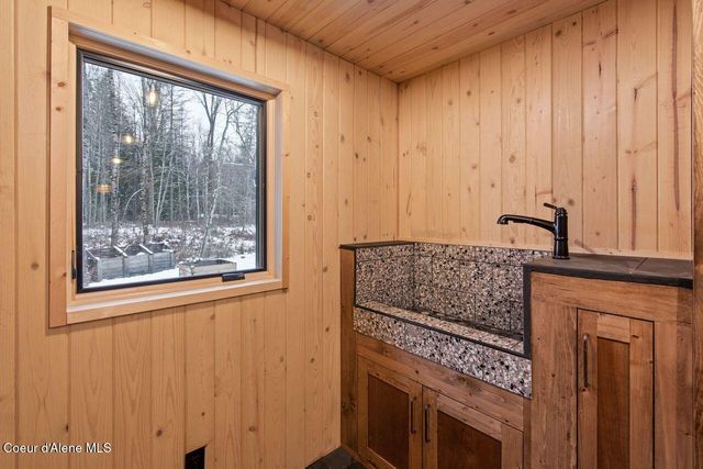 202 Siskin Ln, Sandpoint, ID 83864