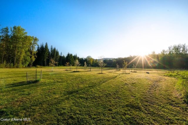 202 Siskin Ln, Sandpoint, ID 83864
