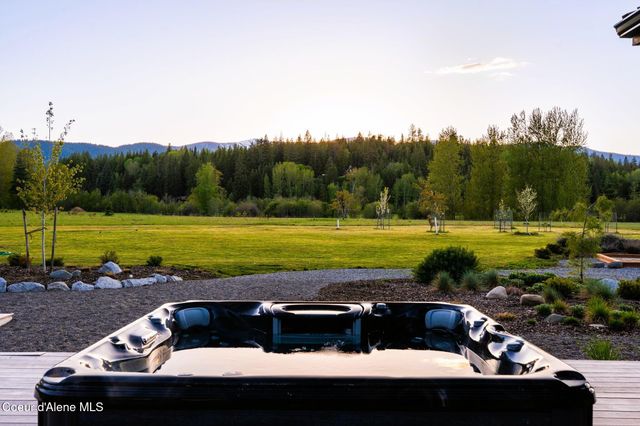 202 Siskin Ln, Sandpoint, ID 83864